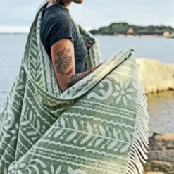 Kerstin Landström Design Ullplädar|Anno grön ullpläd 130x180cm - en klassisk ullpläd för hemmets alla rum