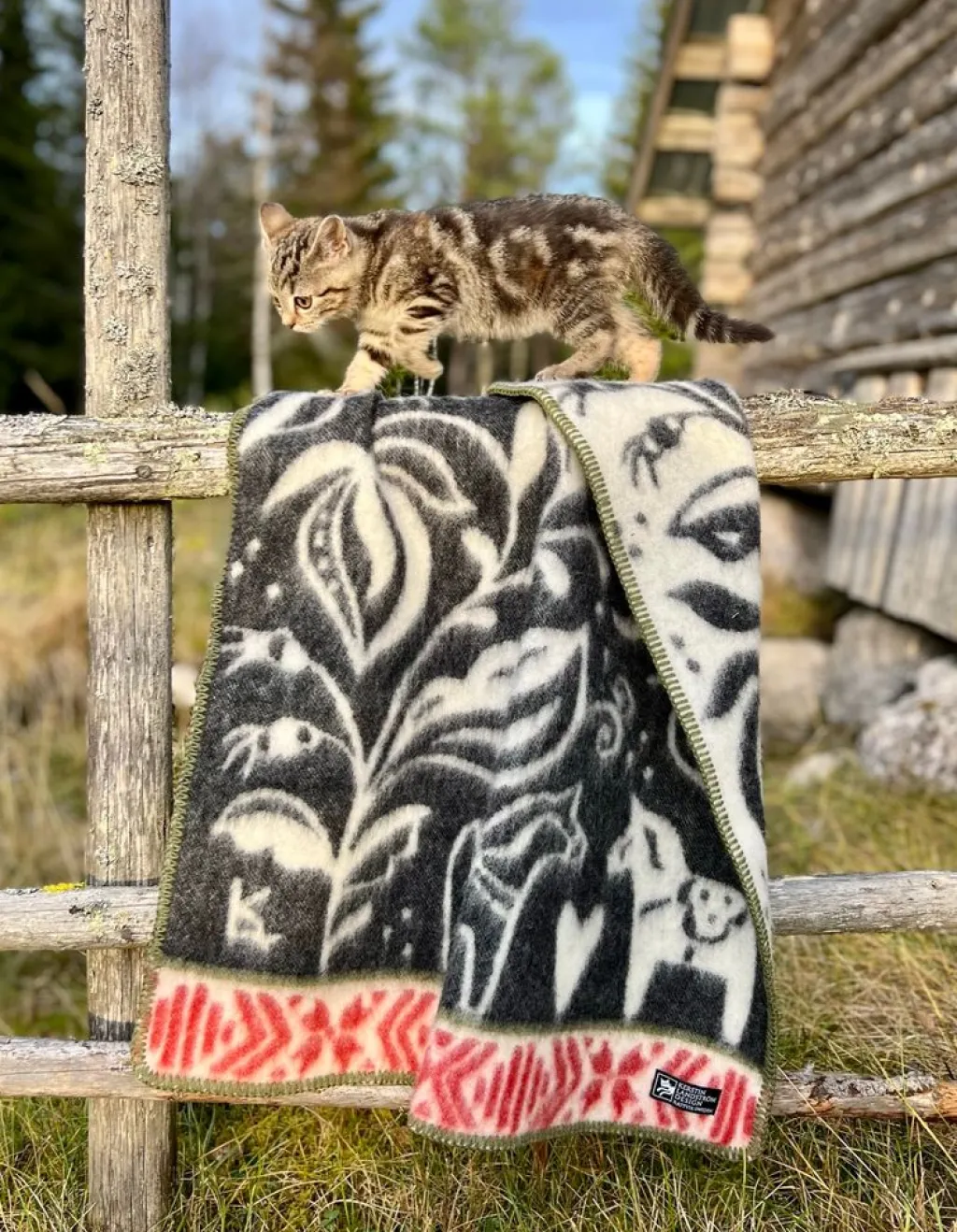 Kerstin Landström Design Babyfiltar|Barnfilt Dalarna blå – ekologisk lammull med dalahästar och kurbitsmönster