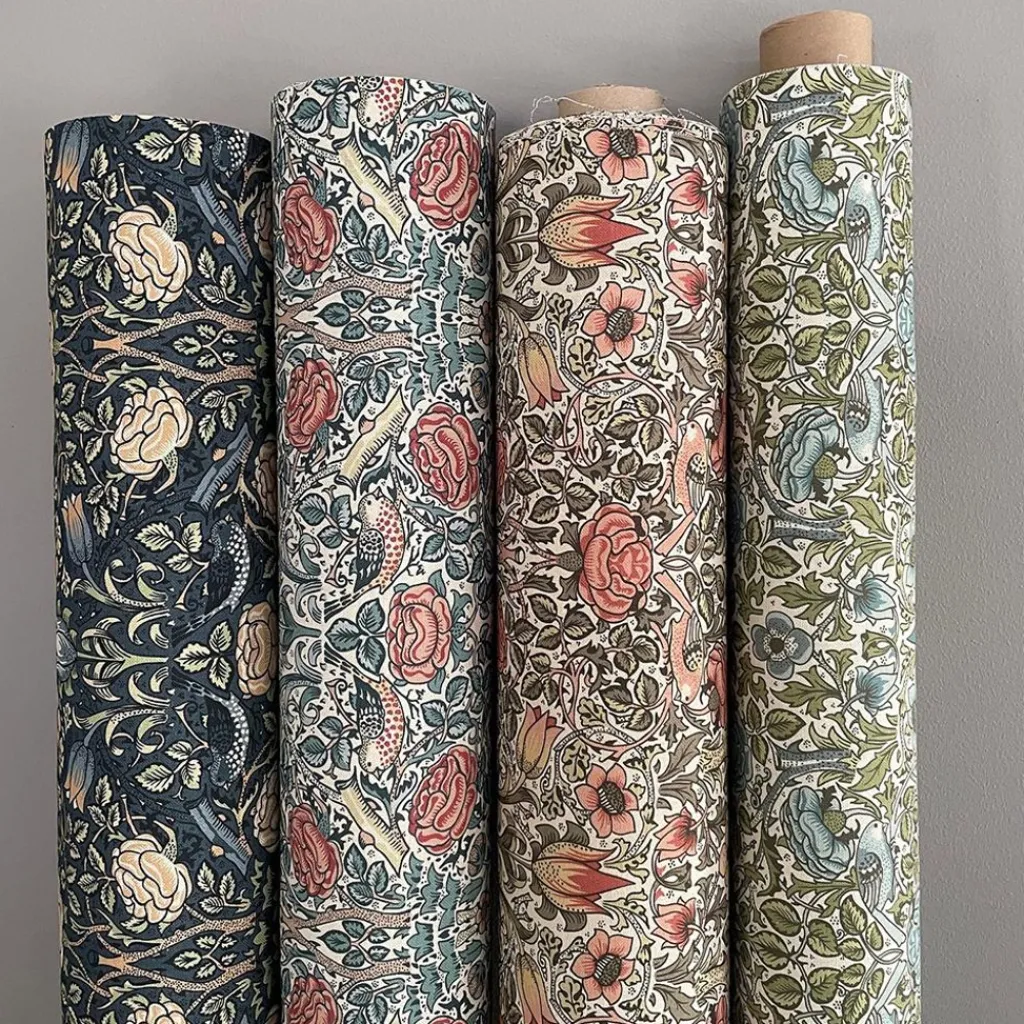 Arts & Crafts Tyger|Gardintyger Mönstrade|Birds and roses aprikos tyg