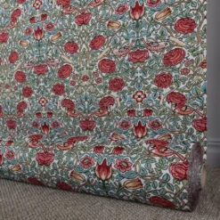Nordisk Textil Mönstrade Möbeltyger|Birds and roses grön-röd Gobelängtyg