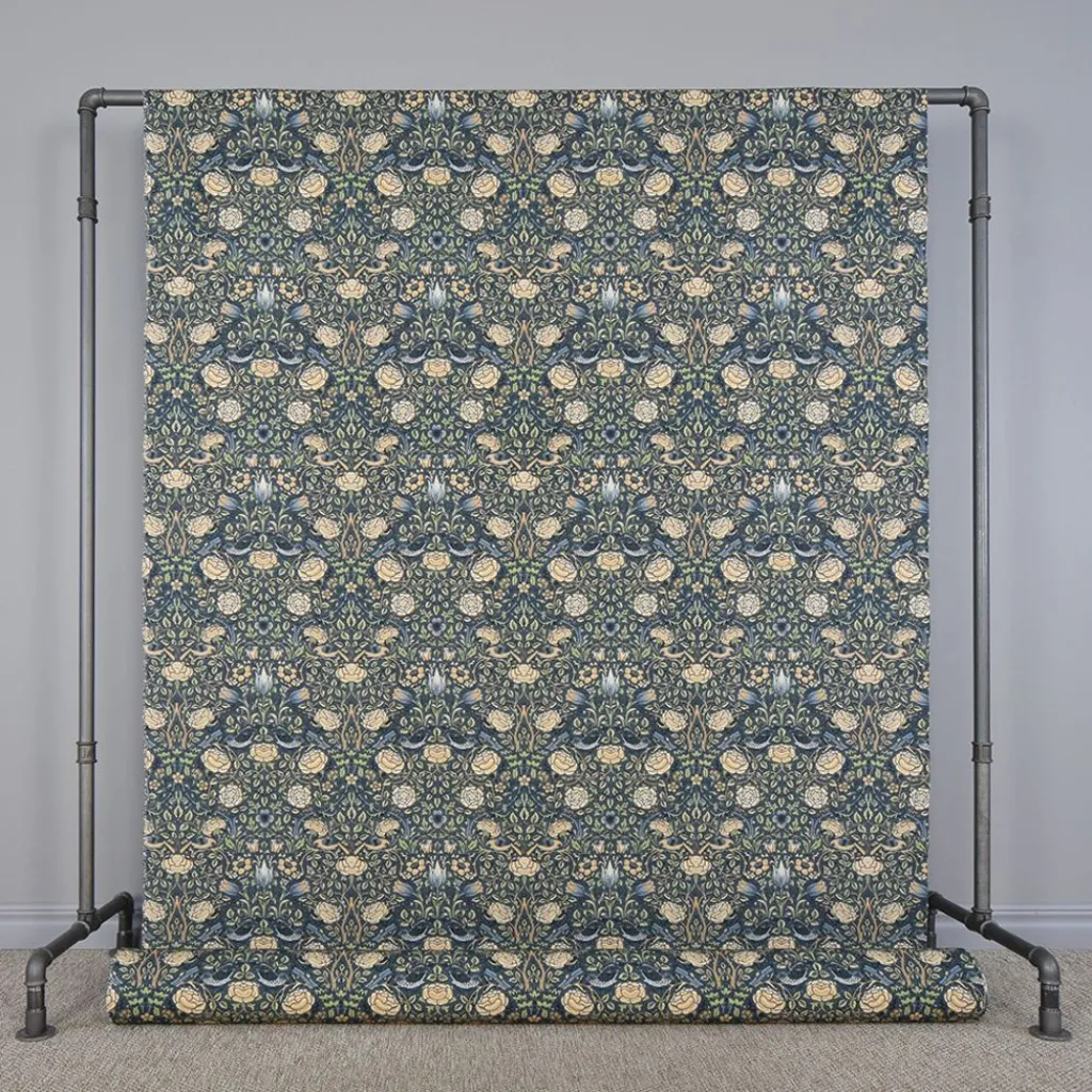 Arts & Crafts Tyger|Gardintyger Mönstrade|Birds and roses marin tyg