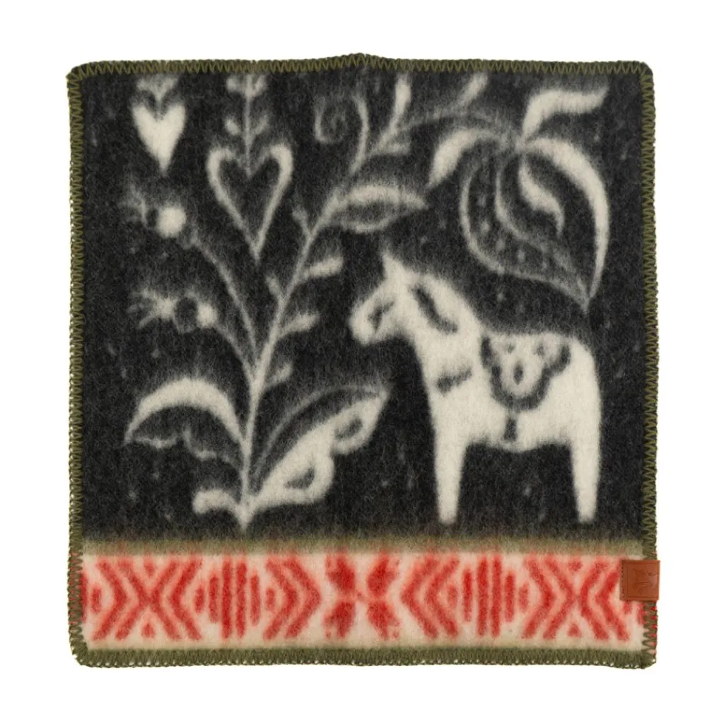 Kerstin Landström Design Sittunderlag|Dalarna svart sittunderlag 43x43cm - inspirerat av Dalarnas kulturarv
