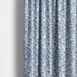 Nordisk Textil Arts & Crafts Tyger|Gardintyger Mönstrade|Ester blå tyg – klassiskt bladmönster i blått