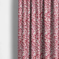 Nordisk Textil Arts & Crafts Tyger|Gardintyger Mönstrade|Ester röd tyg – klassiskt bladmönster i rött