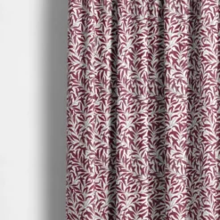 Nordisk Textil Arts & Crafts Tyger|Gardintyger Mönstrade|Ester vinröd tyg – klassiskt bladmönster i vinrött