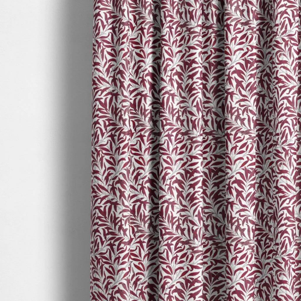 Nordisk Textil Arts & Crafts Tyger|Gardintyger Mönstrade|Ester vinröd tyg – klassiskt bladmönster i vinrött