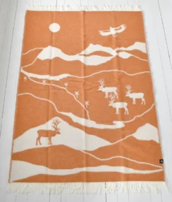Arvidssons textil Ullplädar|Fjällvandring orange – Ullpläd med fjällinspirerat mönster