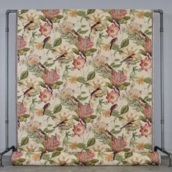 Blommiga Möbeltyger|Mönstrade Möbeltyger|Floral botanic bird möbeltyg - fyllt av blomster och färgsprakande fåglar