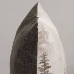 Fondaco Mönstrade Kuddfodral|Forest kuddfodral - dimhöljd urskog i mjuka toner