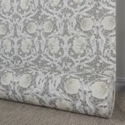 Nordisk Textil Arts & Crafts Tyger|Gardintyger Mönstrade|Grace beige tyg - Klassiskt Arts & Crafts mönster