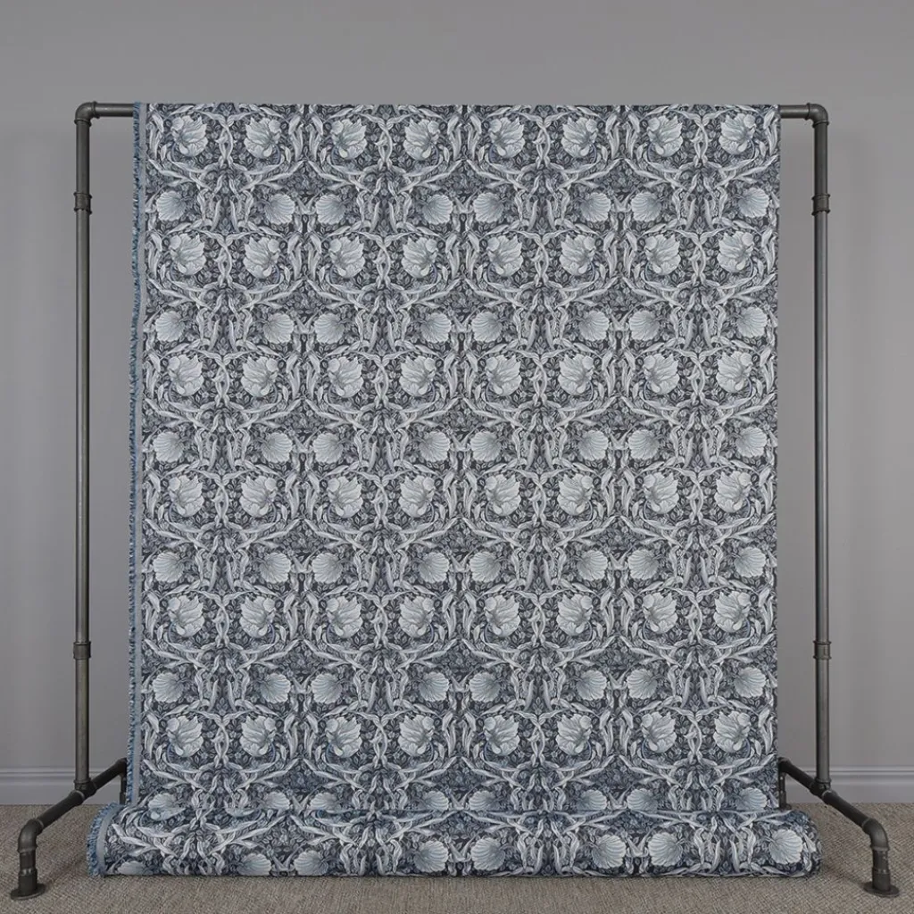 Nordisk Textil Arts & Crafts Tyger|Mönstrade Möbeltyger|Grace blå gobeläng - Klassisk blommig Arts and Crafts design