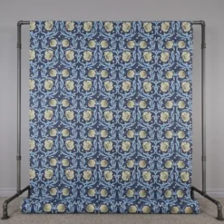 Nordisk Textil Arts & Crafts Tyger|Gardintyger Mönstrade|Grace blå tyg - Klassisk blommig Arts and Crafts design