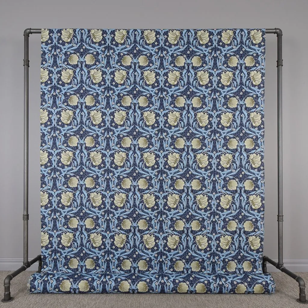 Nordisk Textil Arts & Crafts Tyger|Gardintyger Mönstrade|Grace blå tyg - Klassisk blommig Arts and Crafts design