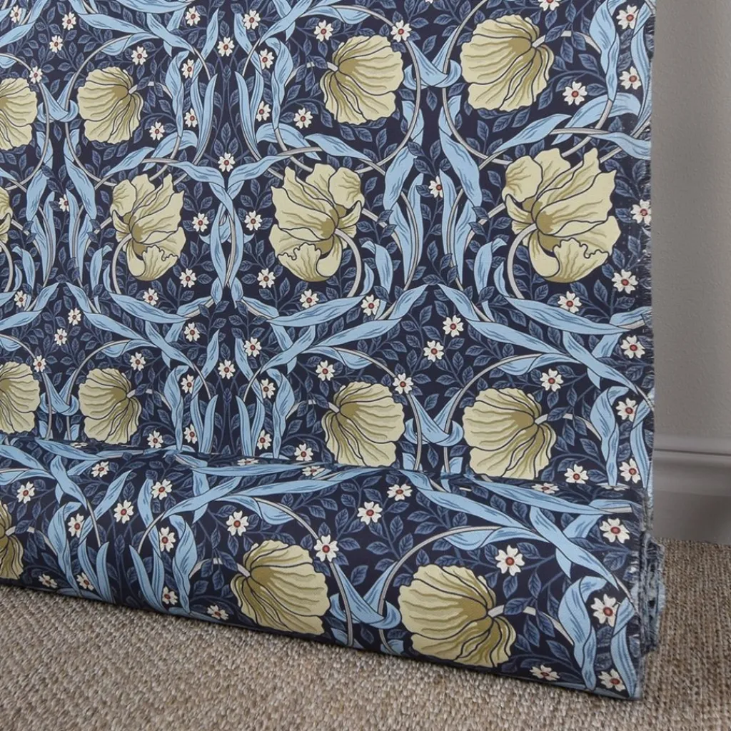 Nordisk Textil Arts & Crafts Tyger|Gardintyger Mönstrade|Grace blå tyg - Klassisk blommig Arts and Crafts design