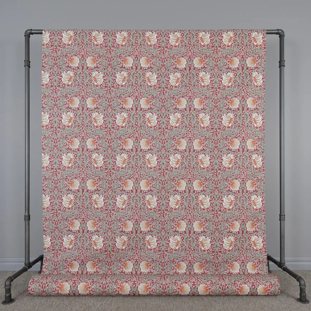 Nordisk Textil Arts & Crafts Tyger|Gardintyger Mönstrade|Grace röd tyg - Klassisk blommig Arts and Crafts design
