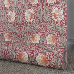 Nordisk Textil Arts & Crafts Tyger|Gardintyger Mönstrade|Grace röd tyg - Klassisk blommig Arts and Crafts design