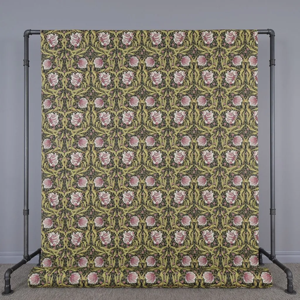 Arts & Crafts Tyger|Gardintyger Mönstrade|Grace rosa/grön tyg - Klassisk blommig Arts and Crafts design