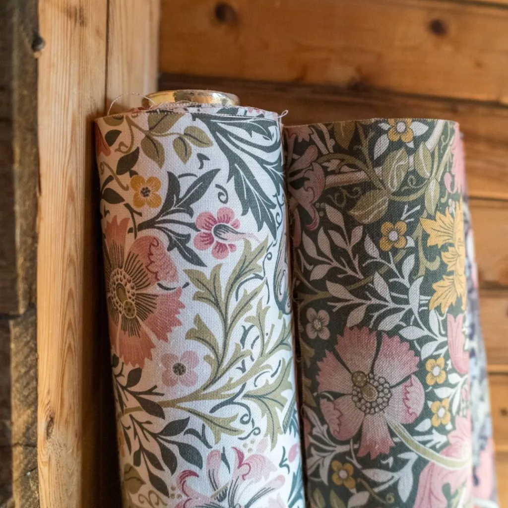Nordisk Textil Arts & Crafts Tyger|Gardintyger Mönstrade|Harmony vit-rosa tyg