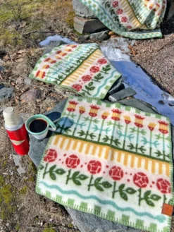 Kerstin Landström Design Sittunderlag|Karin sittunderlag 43x43cm - din varma kompanjon utomhus.