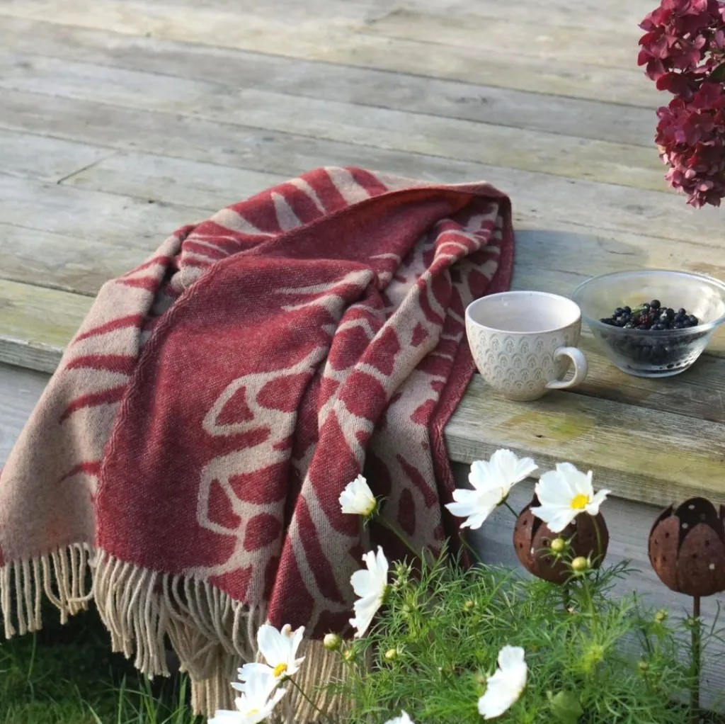 Almedahls Ullplädar|Kotteri vinröd-beige ullpläd -