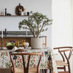 Almedahls Bordsduk|Körsbärsträdgården beige bordsduk -