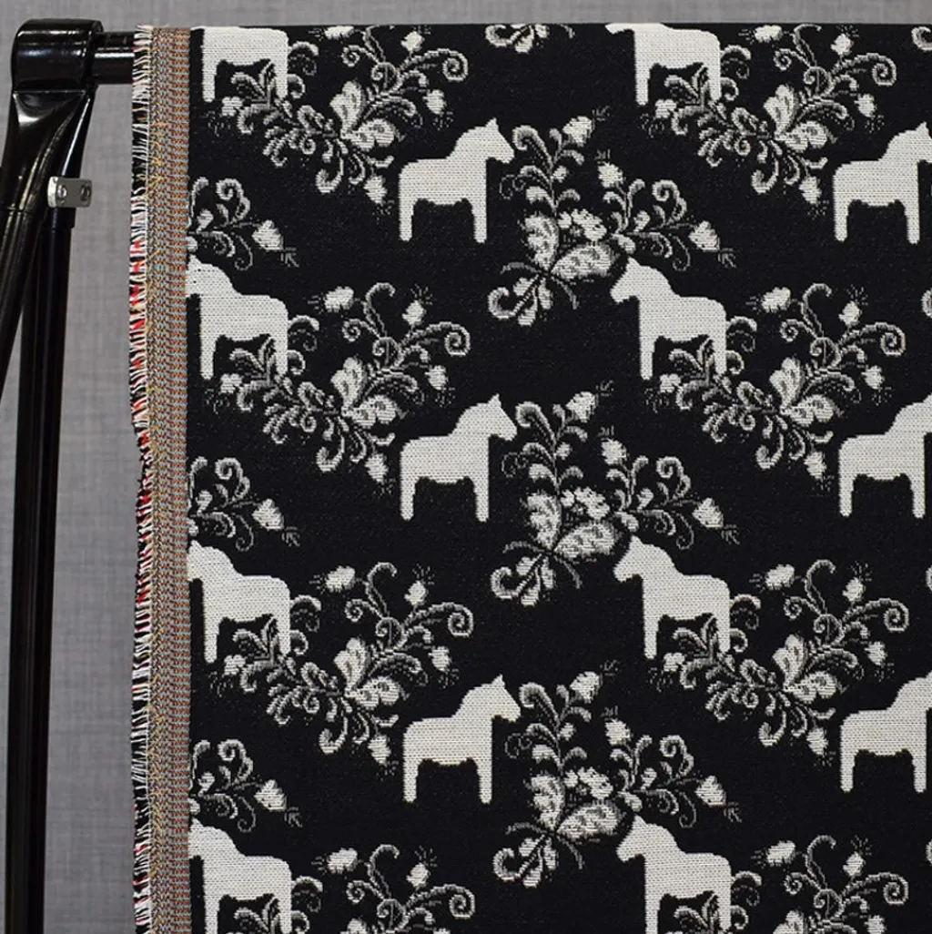Arvidssons textil Mönstrade Möbeltyger|Kurbits mini svart-grå jacquardtyg med dalahästar