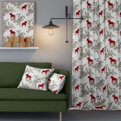 Arvidssons textil Gardiner Mönstrade|Julgardiner|Kurbits röd-grön gardiner med dalahästar