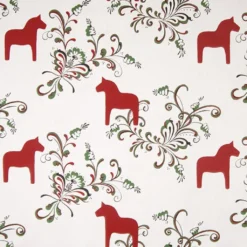 Arvidssons textil Gardintyger Mönstrade|Arvidssons Textil|Kurbits röd-grön tyg med dalahästar