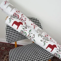 Arvidssons textil Gardintyger Mönstrade|Arvidssons Textil|Kurbits röd-grön tyg med dalahästar