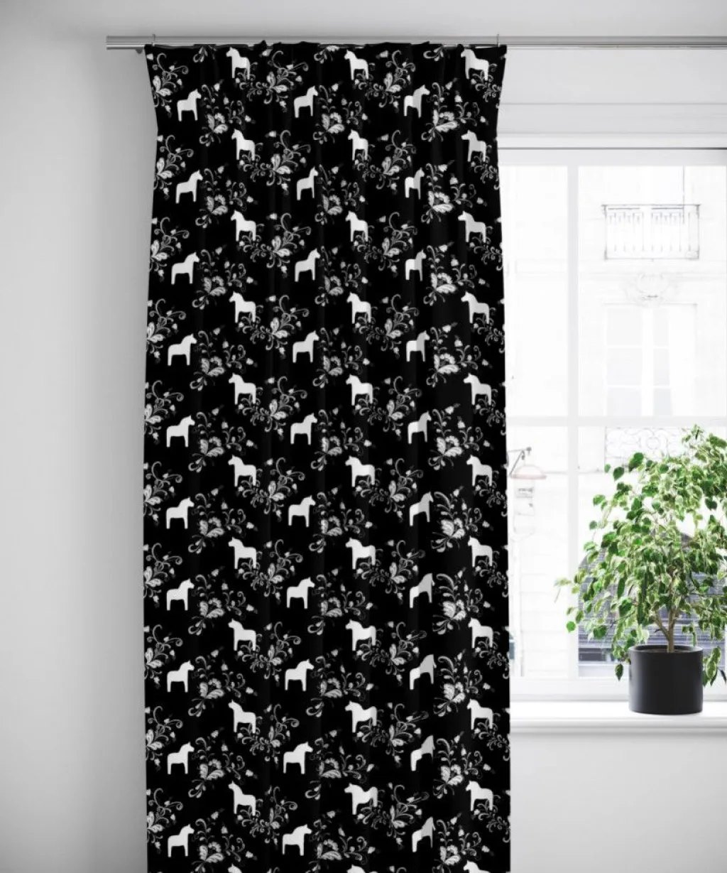Arvidssons textil Gardiner Mönstrade|Kurbits svart-grå gardiner med dalahästar