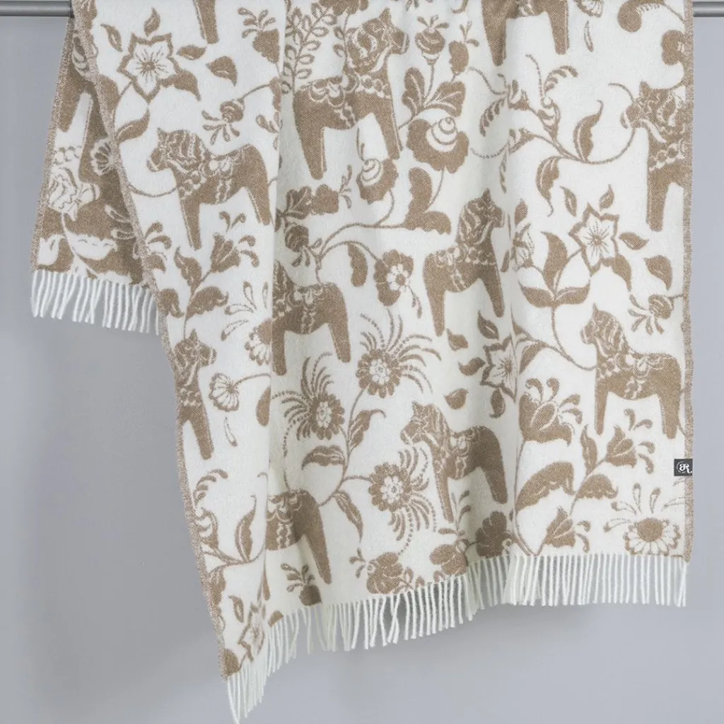 Arvidssons textil Ullplädar|Leksand beige ullpläd 130x170 cm – dalahästar i 100% ull