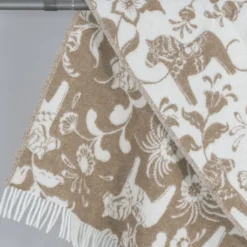 Arvidssons textil Ullplädar|Leksand beige ullpläd 130x170 cm – dalahästar i 100% ull