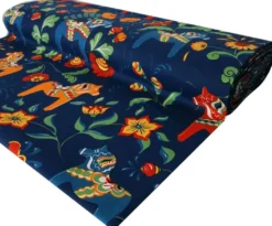 Arvidssons textil Gardintyger Mönstrade|Arvidssons Textil|Leksand blå tyg med traditionellt dalahästtryck
