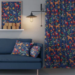 Arvidssons textil Gardintyger Mönstrade|Arvidssons Textil|Leksand blå tyg med traditionellt dalahästtryck