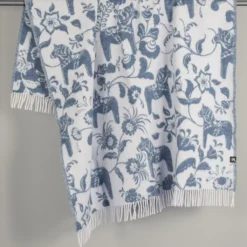 Arvidssons textil Ullplädar|Leksand blå ullpläd 130x170 cm – dalahästar i 100% ull