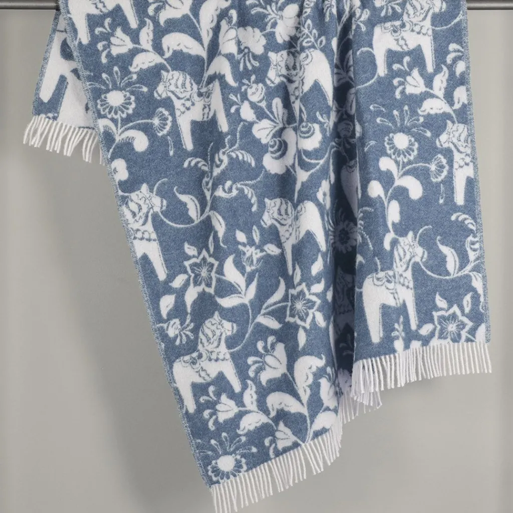 Arvidssons textil Ullplädar|Leksand blå ullpläd 130x170 cm – dalahästar i 100% ull