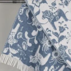 Arvidssons textil Ullplädar|Leksand blå ullpläd 130x170 cm – dalahästar i 100% ull