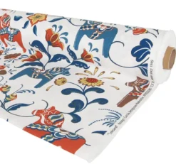 Arvidssons textil Gardintyger Mönstrade|Arvidssons Textil|Leksand dalablå tyg med traditionellt dalahästtryck