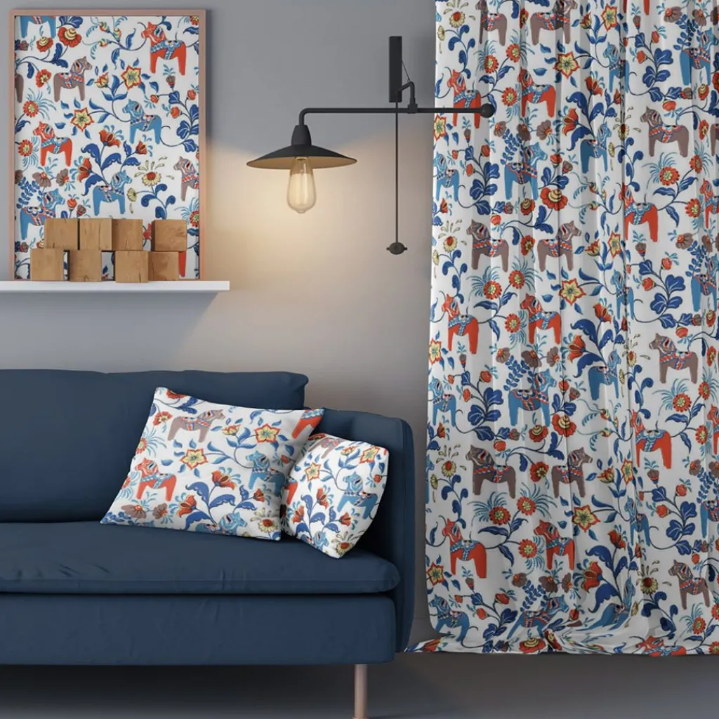 Arvidssons textil Gardintyger Mönstrade|Arvidssons Textil|Leksand dalablå tyg med traditionellt dalahästtryck