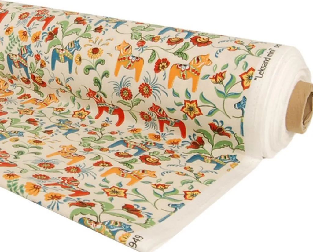 Arvidssons textil Gardintyger Mönstrade|Arvidssons Textil|Leksand mini natur tyg med traditionellt dalahästtryck