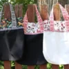 Arvidssons textil Gardintyger Mönstrade|Arvidssons Textil|Leksand mini svart tyg med traditionellt dalahästtryck