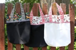Arvidssons textil Gardintyger Mönstrade|Arvidssons Textil|Leksand mini svart tyg med traditionellt dalahästtryck
