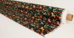Arvidssons textil Gardintyger Mönstrade|Arvidssons Textil|Leksand mini svart tyg med traditionellt dalahästtryck