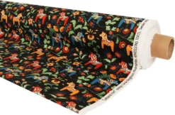 Arvidssons textil Gardintyger Mönstrade|Arvidssons Textil|Leksand mini svart tyg med traditionellt dalahästtryck