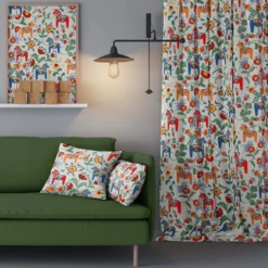 Arvidssons textil Gardiner Mönstrade|Leksand natur gardiner med traditionellt dalahästtryck