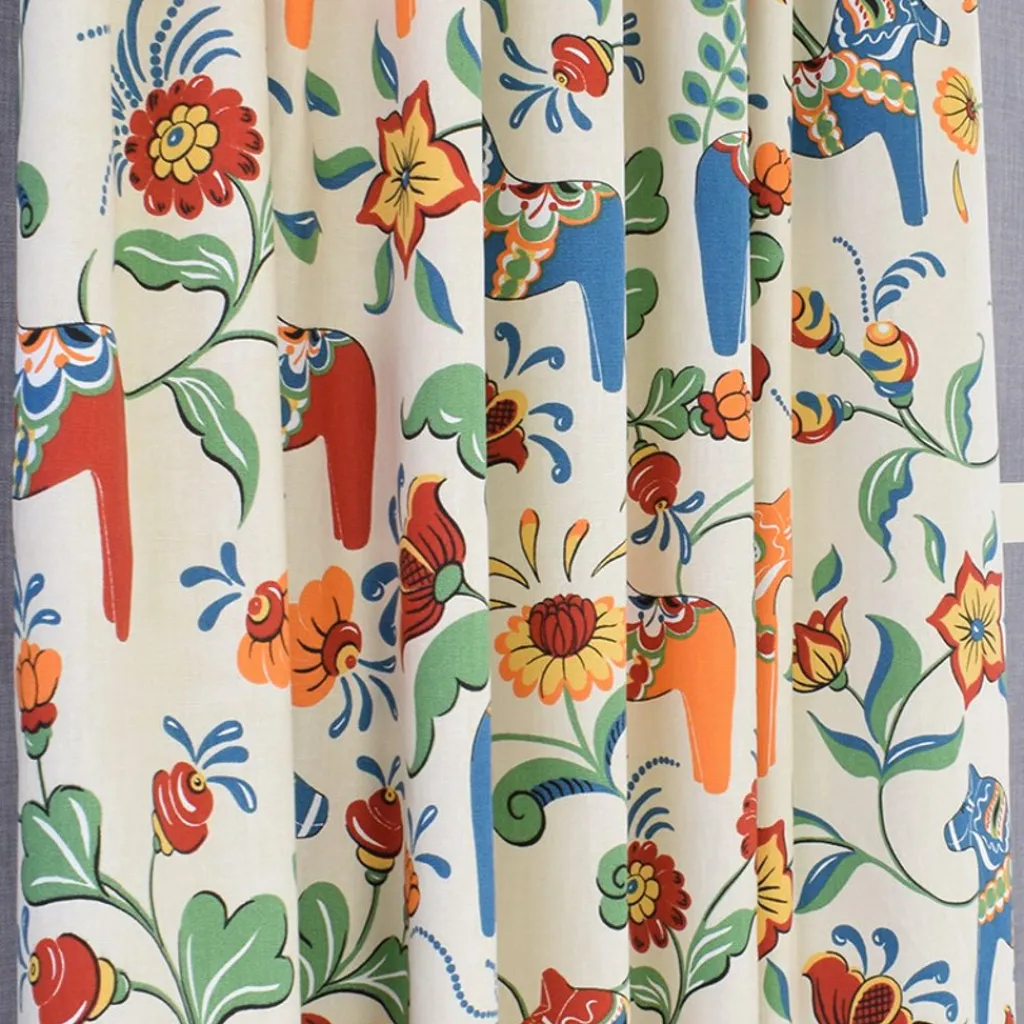 Arvidssons textil Gardiner Mönstrade|Leksand natur gardiner med traditionellt dalahästtryck