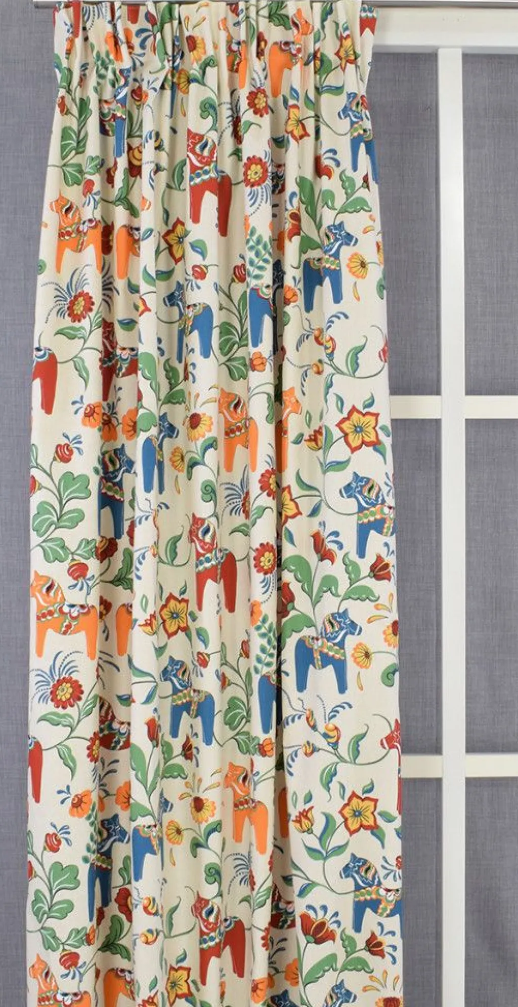 Arvidssons textil Gardiner Mönstrade|Leksand natur gardiner med traditionellt dalahästtryck