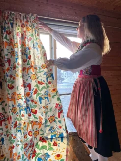Arvidssons textil Gardiner Mönstrade|Leksand natur gardiner med traditionellt dalahästtryck