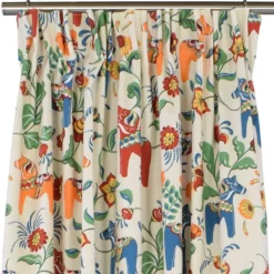 Arvidssons textil Gardiner Mönstrade|Leksand natur gardiner med traditionellt dalahästtryck