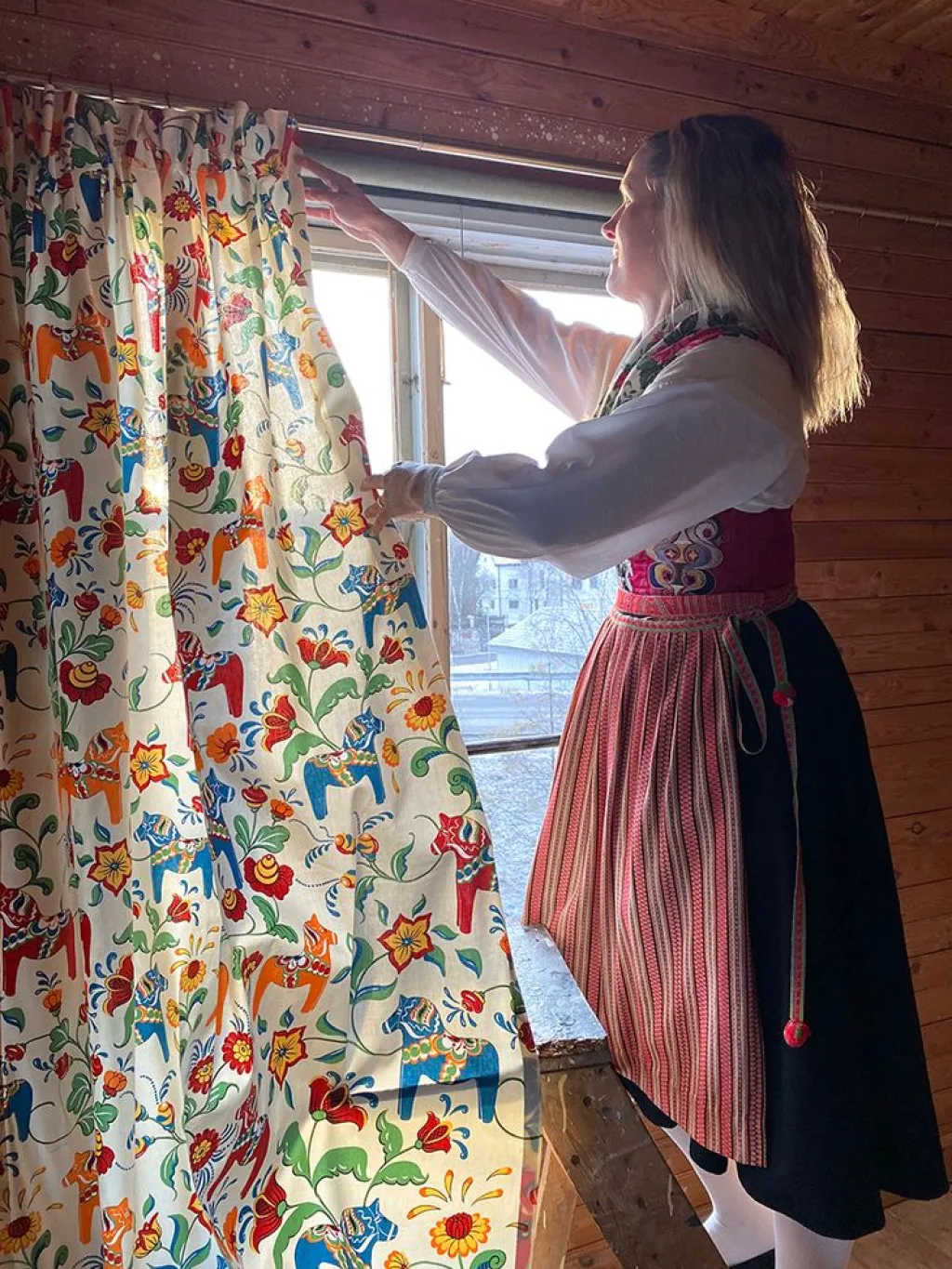 Arvidssons textil Gardintyger Mönstrade|Arvidssons Textil|Leksand natur tyg med traditionellt dalahästtryck